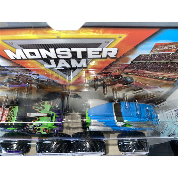 Monster Jam 1:64 Scale Grave Digger vs Grave Digger The Legend 2 Pcs Toy Set - Picture 6 of 8